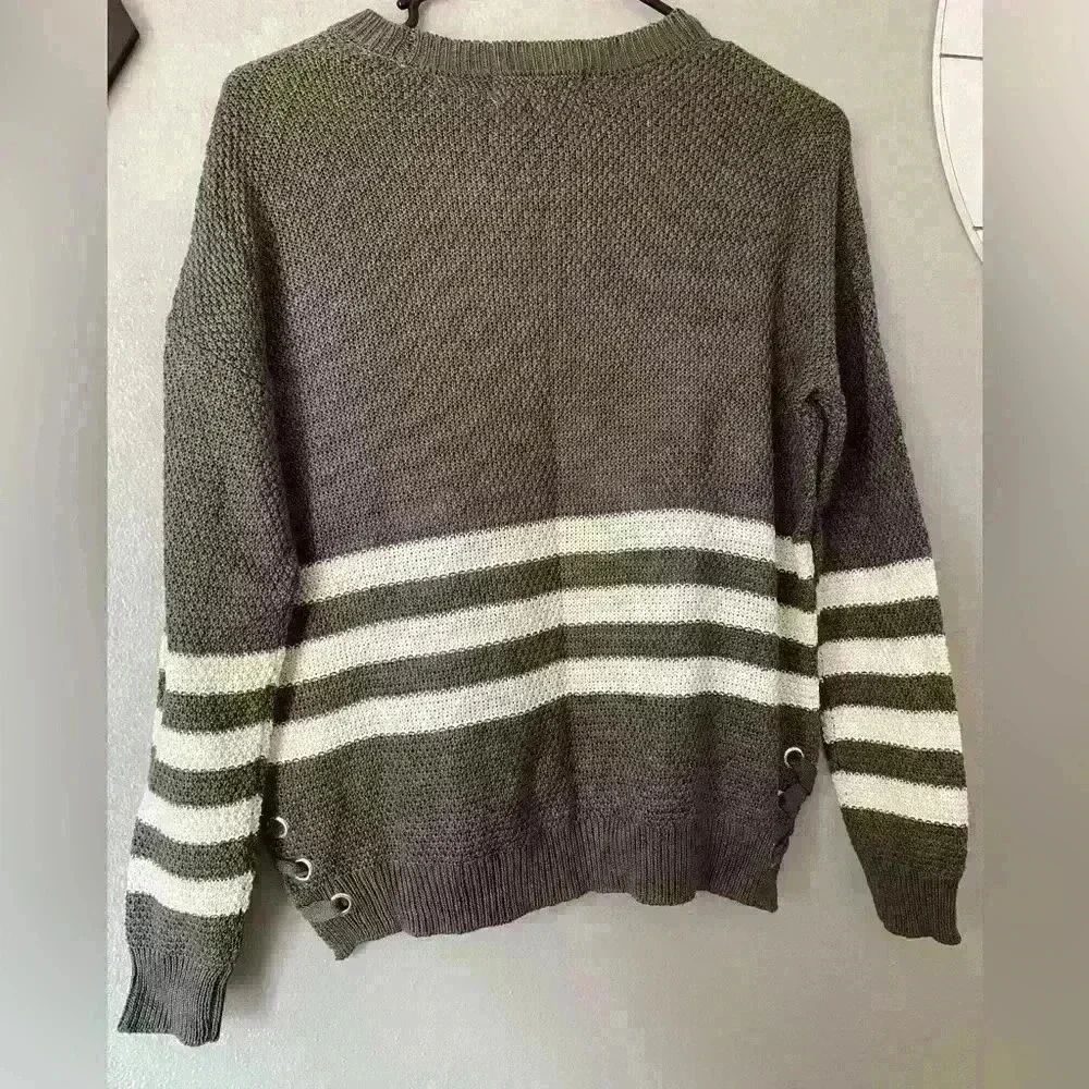💚  3/$15 NWT Pink Republic Gray and White Striped Sweater Size Small